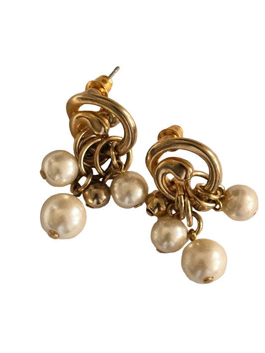 Timeless vintage earrings inspired by the glamorous 1950s-60s era.
