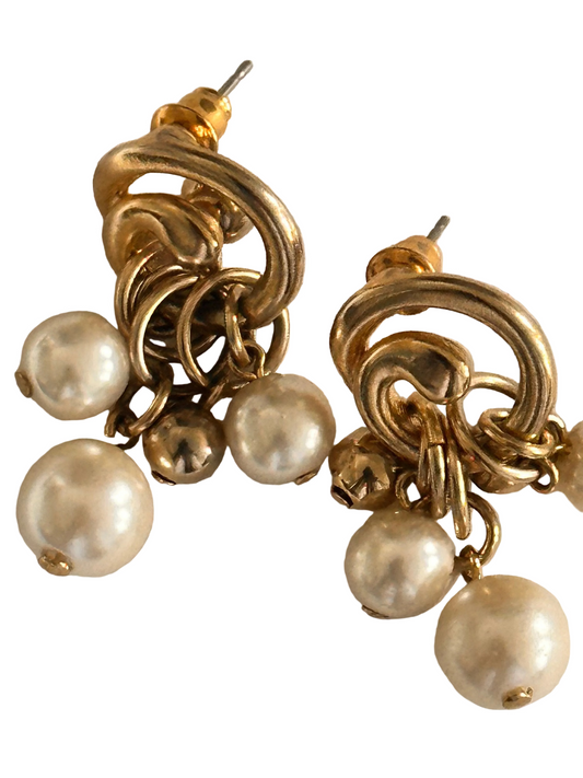 Timeless vintage earrings inspired by the glamorous 1950s-60s era.
