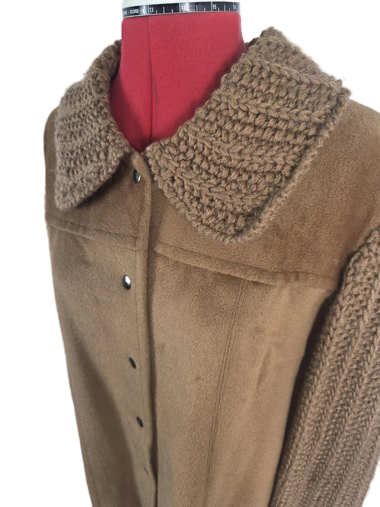 1970s Vintage Camel Knit Sleeve Coat Poppers